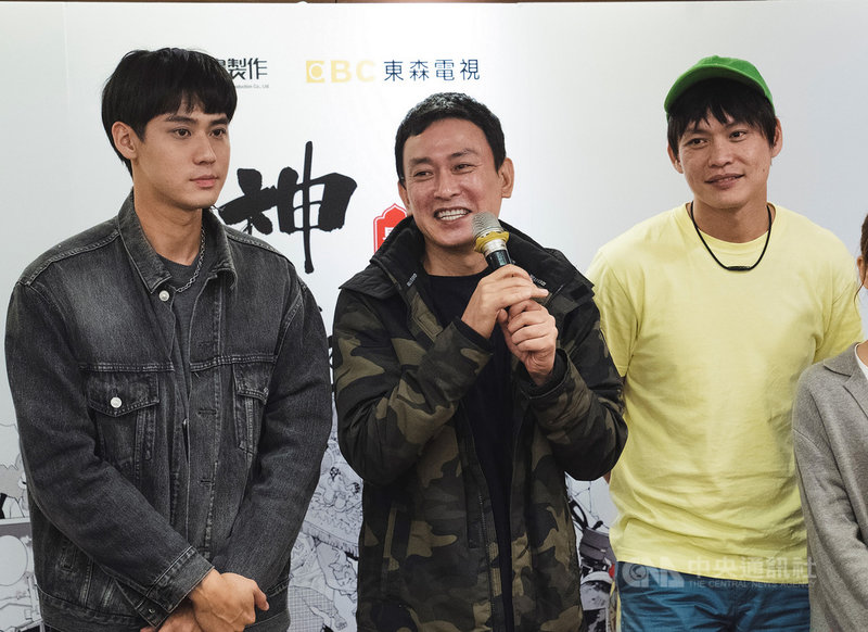 台劇「神之鄉」16日舉辦劇組殺青宴,演員王識賢(中)、李玉璽(左)、黃鐙輝(右)現場分享拍戲點滴,(東森、映畫提供)中央社記者葉冠吟傳真 109年10月17日