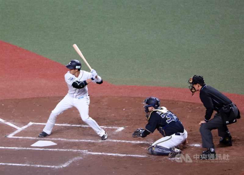 西武獅隊野手吳念庭今天先發與張奕對戰,打第9棒、守三壘,這也是吳念庭繼9月22日後,相隔一個月再度先發出賽。吳念庭今天總計2打數無安打,賽後打擊率1成67。中央社記者楊明珠埼玉攝 109年10月17日