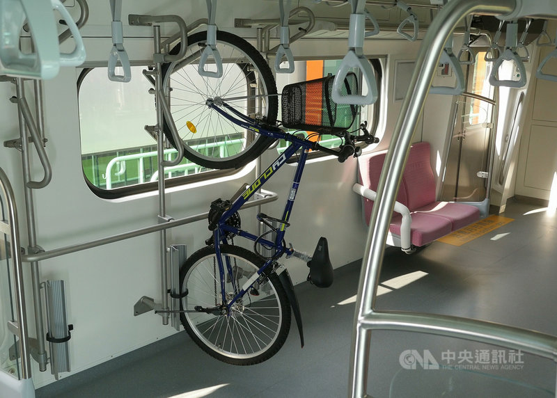 台鐵17日開箱通勤電車EMU900內裝,車廂增加自行車放置空間,採最新歐洲型自行車放置台,將以往橫擺停放方式改採直立式停放,增加放置數量。(台鐵提供)中央社記者汪淑芬傳真 109年10月17日