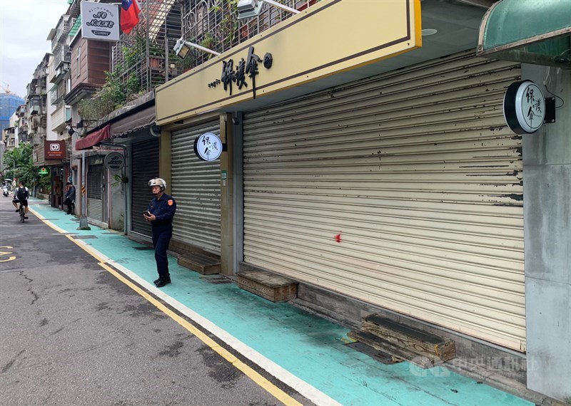 警政署17日表示,台北市保護傘餐廳遭人潑穢物案,將由刑事局支援北市警局調查是否有幕後教唆及犯案動機,並針對全台91家支持、聲援「反送中」運動理念的餐廳及店家加強巡邏。圖為員警巡邏保護傘餐廳。中央社記者張新偉攝 109年10月17日