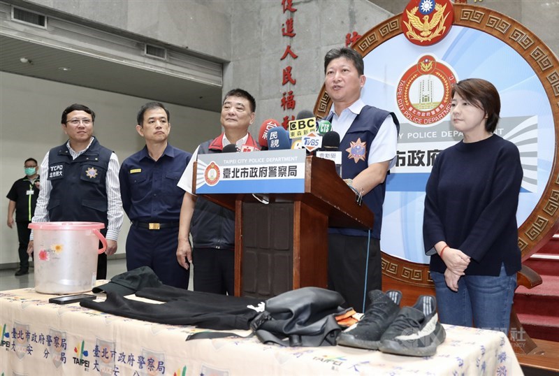 台北市政府警察局偵辦「保護傘」餐廳遭潑穢案,17日上午召開記者會,副市長黃珊珊(右起)、大安分局偵查隊隊長謝志鑫、警察局副局長呂春長、大安分局長王旭昌、刑事警察大隊長陳明君出席,說明案件當時情況。中央社記者張皓安攝 109年10月17日