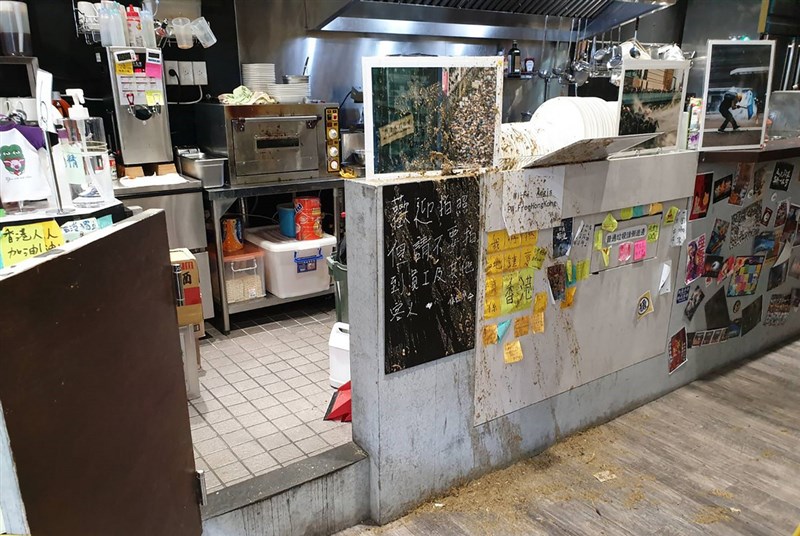 協助在台尋求庇護香港人維持生計的「保護傘」餐廳16日遭人潑穢物,台北市警察局大安分局初步調查,一名黑衣男子中午持裝有雞糞的桶子,徒步前往店家,把雞糞潑灑至櫃檯後,隨即逃離現場。(翻攝照片)中央社記者劉建邦傳真 109年10月16日