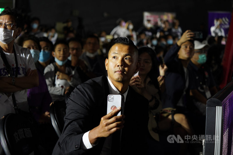 台灣職業籃球聯盟P. League+新竹攻城獅隊17日在新竹縣立體育館自辦熱身賽,P+聯盟執行長「黑人」陳建州(前)也親臨現場觀賽。中央社記者徐肇昌攝 109年10月17日