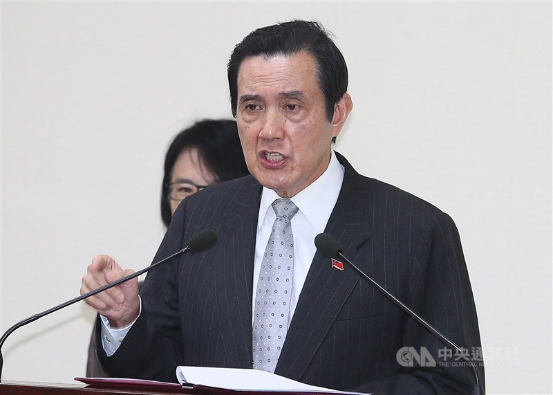 前總統馬英九17日(前)表示,政府若真的將中天新聞台撤照,被侵蝕的將是言論自由的核心,也是民主的核心。(中央社檔案照片)