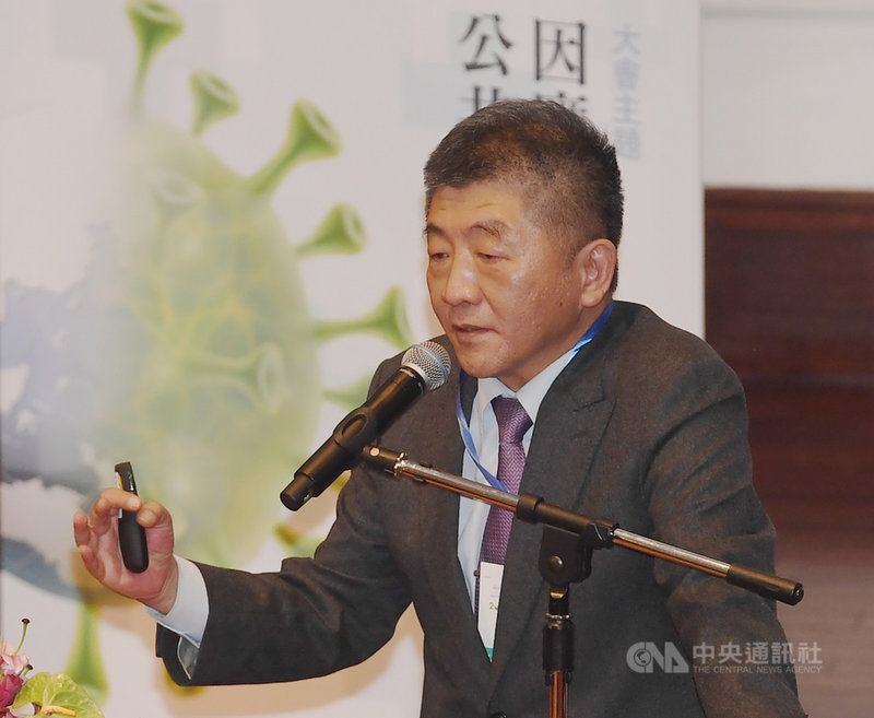 衛福部長陳時中17日下午出席「2020年公共衛生聯合年會」演講,談武漢肺炎(2019冠狀病毒疾病,COVID-19)疫情爆發以來的防疫措施,陳時中認為,防疫應該適時放鬆,也不忘自嘲之前不過週末去唱個歌,「就被人家一直罵」,也令他感到無奈。中央社記者施宗暉攝 109年10月17日