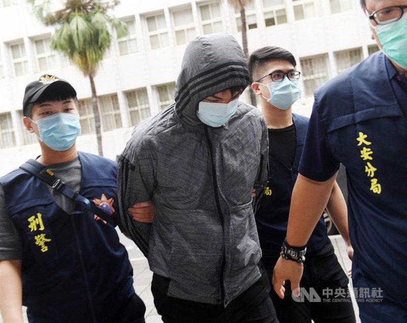 協助在台灣尋求庇護香港人維持生計的「保護傘」餐廳16日遭人潑穢物,台北市警方17日逮捕涉案的莫姓男子(中),並移送至台北地檢署複訊。中央社記者施宗暉攝 109年10月17日