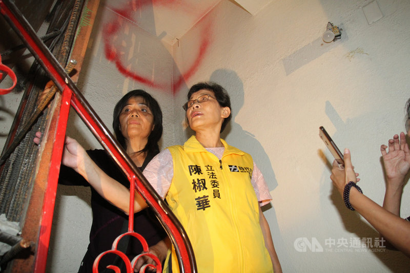 時力立委陳椒華(右)18日前往台南鐵路地下化工程半拆戶黃春香(左)的家現勘,盼協助釐清拆除的爭議與問題,黃春香要求鑑界並保留樓梯。中央社記者楊思瑞攝 109年10月18日