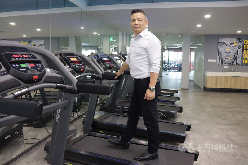武漢肺炎疫情讓健身器材的家用市場業績更好。喬山健身器材（上海）有限公司總經理李永楷站在2020年銷售最好的家用跑步機系列產品上。中央社記者張淑伶上海攝  109年10月18日