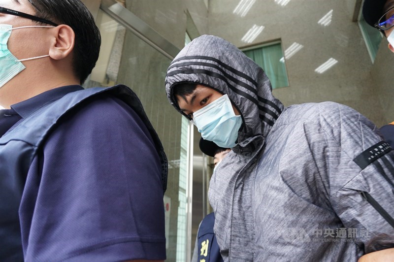 協助在台灣尋求庇護香港人維持生計的「保護傘」餐廳16日遭人潑穢物,台北市警方17日逮捕涉案的25歲莫姓男子,經調查,莫姓男子沒幫派背景,供稱因消費糾紛才犯案。圖為莫姓男子移送地檢署。中央社記者劉建邦攝 109年10月17日