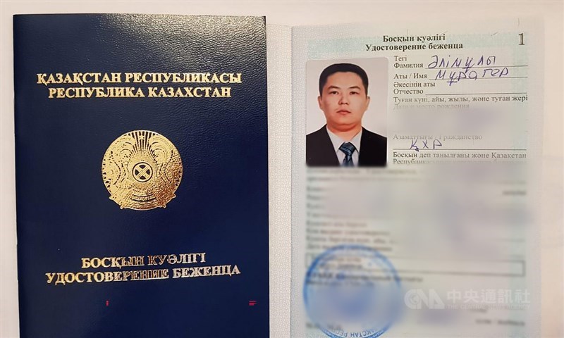 人權領袖賽爾克堅說,哈薩克政府發給兩名逃離新疆的哈薩克族人難民證,意味當局首度承認新疆存在再教育營。圖為木拉格爾.阿里木的難民證。(賽爾克堅提供)中央社記者何宏儒安卡拉傳真 109年10月17日