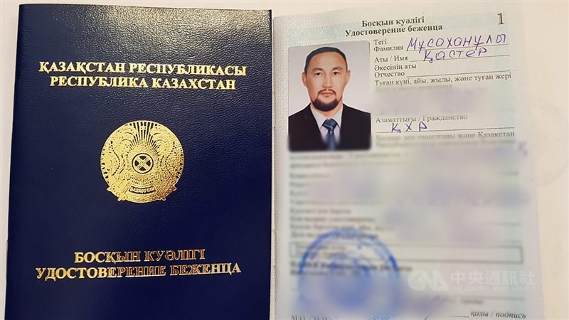 人權領袖賽爾克堅說,哈薩克政府發給兩名逃離新疆的哈薩克族人難民證,意味當局首度承認新疆存在再教育營。圖為哈斯鐵爾.木沙汗的難民證。(賽爾克堅提供)中央社記者何宏儒安卡拉傳真 109年10月17日