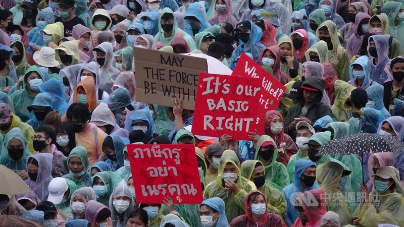 泰國反政府示威團體18日號召上萬支持者聚集在勝利紀念碑路口,支持者高舉抗議標語。中央社記者呂欣憓曼谷攝 109年10月18日
