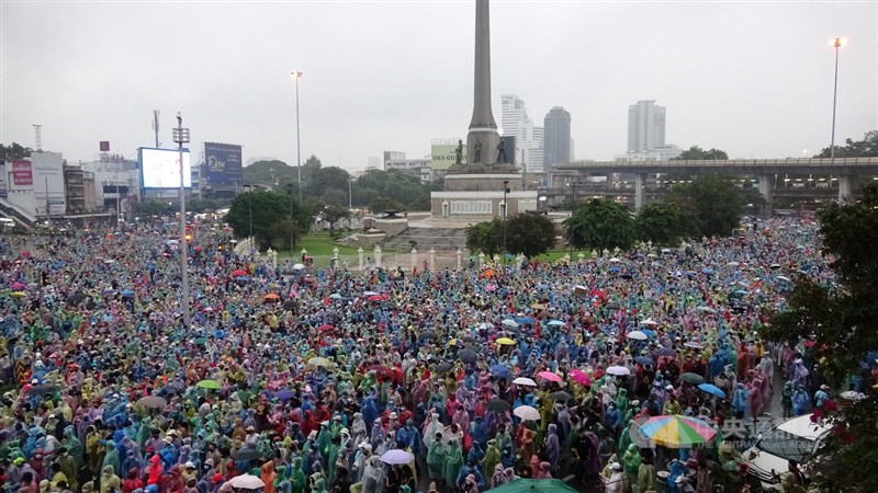 泰國反政府示威團體18日號召上萬支持者聚集在勝利紀念碑路口,眾人無懼雨勢高喊總理下台等口號。中央社記者呂欣憓曼谷攝 109年10月18日