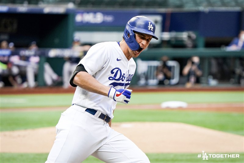 美國職棒大聯盟MLB洛杉磯道奇17日以3比1擊敗亞特蘭大勇士，國聯冠軍賽逼進決勝第7戰。圖為道奇隊在1局下轟出陽春全壘打的席格。（圖取自twitter.com/Dodgers）