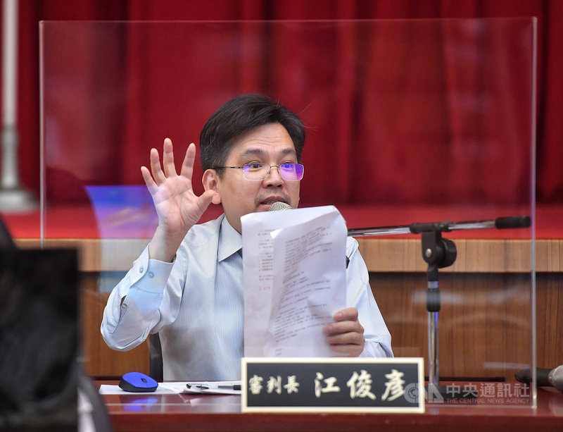 台北地方法院19日下午審理潤寅詐貸案,上午進行綵排。北院指出,由於相關當事人及訴訟關係人眾多,且案情繁雜,是重大金融刑事案件,由重大金融案件專庭法官組成合議庭審理。圖為審判長江俊彥。中央社記者鄭清元攝 109年10月19日