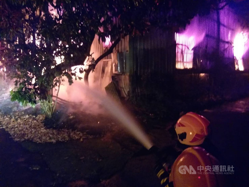 嘉義縣番路鄉新福村一間鐵皮屋18日晚間發生火災,屋主為獨居老人。消防人員於19日凌晨1時許撲滅火勢,搜索火場時,在鐵皮屋門口附近發現屋主,已燒成焦屍。(嘉義縣消防局提供)中央社 109年10月19日