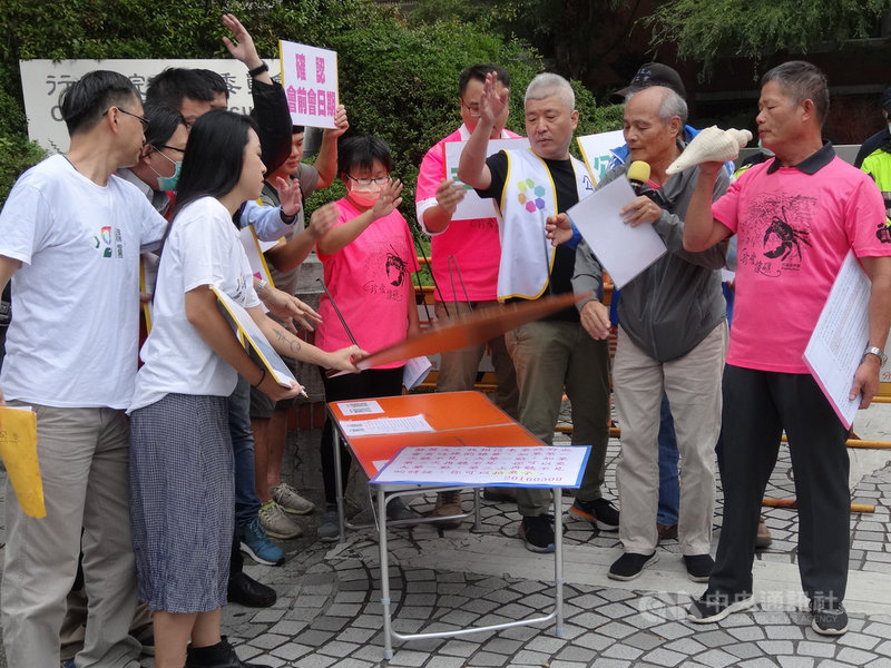 搶救大潭藻礁行動聯盟不滿農委會倉促取消藻礁保育與觀塘三接類聽證會，19日到農委會大門口拍桌、掀桌抗議，質疑縱容中油三接持續破壞藻礁。中央社記者楊淑閔攝　109年10月19日