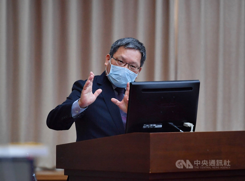 房價蠢蠢欲動,財政部長蘇建榮19日在立法院財政委員會備詢時重申,政府已注意到這個問題,若有必要會適時出手,跨部會制定方案,此外,為避免短期投機炒作,房地合一稅堅持不能廢。中央社記者王飛華攝 109年10月19日