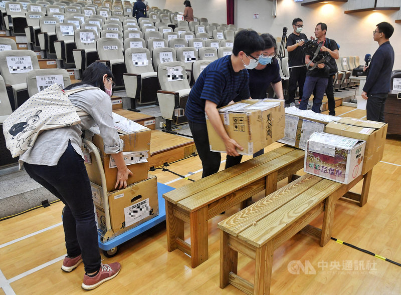台北地方法院19日審理潤寅詐貸案,因被告、辯護人、告訴代理人等達142人,合議庭動用大禮堂作為審案法庭,上午先行綵排,工作人員將證物卷宗帶到法庭為開庭做準備。中央社記者鄭清元攝 109年10月19日