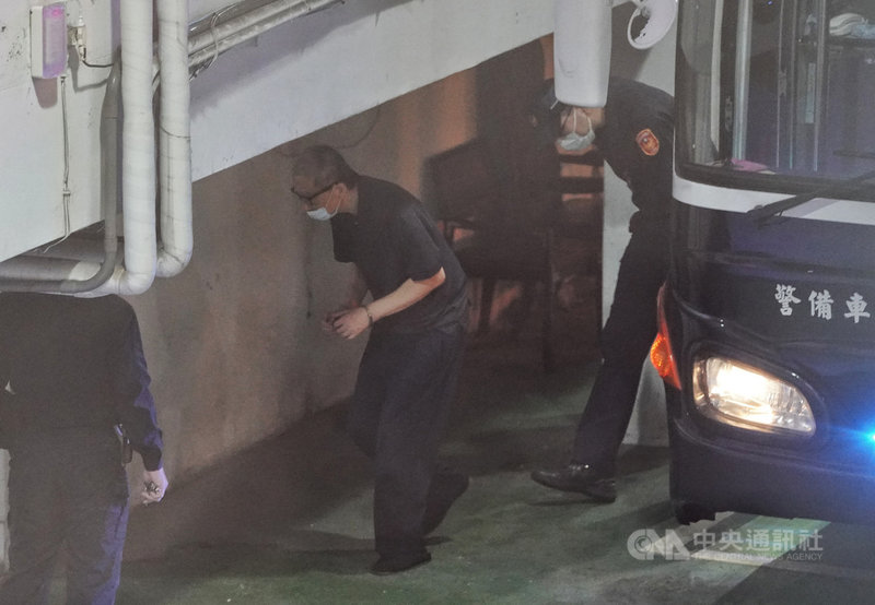 台北地方法院19日下午將審理潤寅詐貸案,提訊在押的主嫌、潤寅負責人楊文虎(中)。中央社記者鄭清元攝 109年10月19日