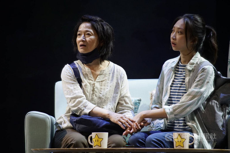 演員謝瓊煖(左)繼演出電視劇「我們與惡的距離」後,再度出演劇場版,飾演隨機殺人犯母親。(故事工廠提供)中央社記者葉冠吟傳真 109年10月19日