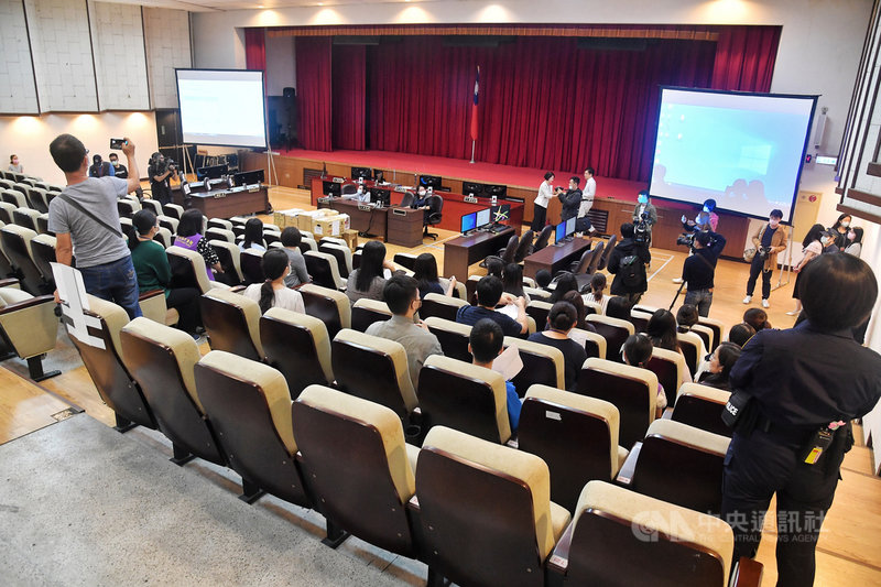 台北地方法院審理潤寅詐貸案,由於被告、辯護人、告訴代理人等達142人,合議庭動用大禮堂作為審案法庭,19日上午進行綵排。中央社記者鄭清元攝 109年10月19日