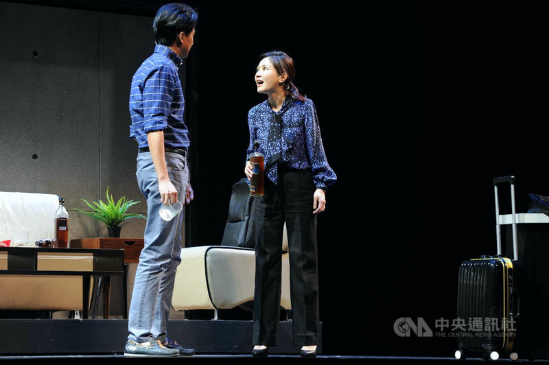 演員尹馨(右)與狄志杰(左)在故事工廠舞台劇「我們與惡的距離」飾演被害者夫妻,兩人在劇中有精彩對手戲。(故事工廠提供)中央社記者葉冠吟傳真 109年10月19日