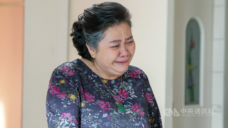 公視戲劇「我的婆婆怎麼那麼可愛」最新一集,收視率高達4.7,刷新公視開台22年連續劇單集收視最高紀錄。鍾欣凌(圖)飾演的彩香一哭,電視機前的觀眾也跟著掉淚。(公視提供)中央社記者葉冠吟傳真 109年10月19日