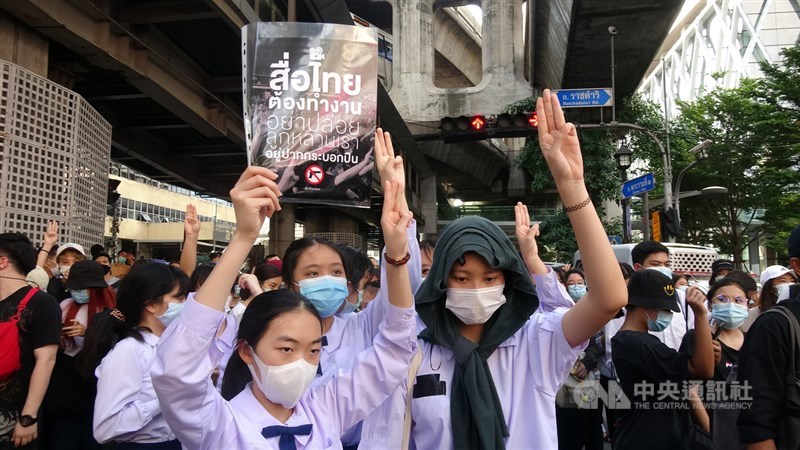 泰國18日再通報3起本土染疫病例。全國累計3686起確診病例,59人染疫死亡。圖為10月15日在曼谷鬧區叻巴頌路口戴口罩學生抗議政府施政,怒吼要求官員下台。(中央社檔案照片)