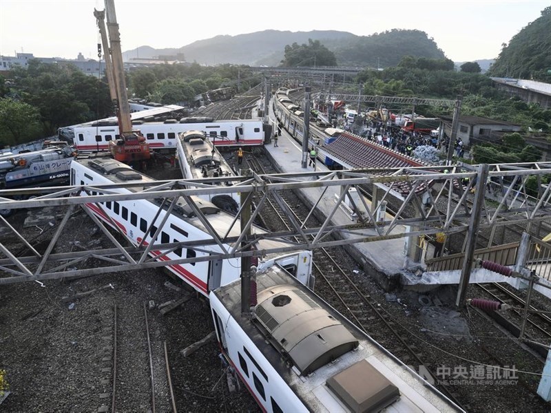 行政院3日表示,台鐵總體檢報告性質為內部檢討報告,作為政院決策參考,交由交通部督導執行,沒有核定與否的問題。圖為2018年悠瑪列車事故現場。(中央社檔案照片)