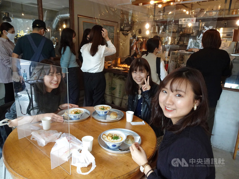 武漢肺炎疫情重挫經濟,日本7月底推出振興國旅的Go To Travel活動,在日本設分公司的台灣旅行業者在台灣觀光局協助下,推出在東京體驗「台灣氣氛」的旅遊商品。圖為台式早餐店「東京豆漿生活」。中央社記者楊明珠東京攝 109年10月20日