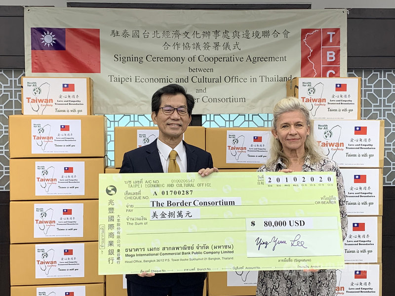 駐泰代表李應元(左)20日和國際人道救援組織邊境聯合會執行長湯普森(右)共同簽署年度合作協議,協助泰緬邊境難民改善生活條件,展現人道外交精神。(駐泰代表處提供)中央社記者呂欣憓曼谷傳真 109年10月20日