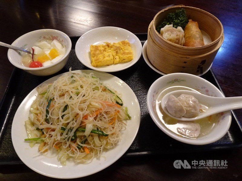 面對武漢肺炎疫情,台灣旅行社的日本分社求新求變,在東京、橫濱推出「台灣氣氛」旅遊新商品,行程包括到橫濱中華街尋找台灣美食。中央社記者楊明珠東京攝 109年10月20日