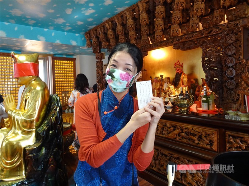 搭配日本政府振興國旅措施,台灣旅行社的日本分社在東京推出「台灣氣氛」旅遊新商品,行程包括走訪東京媽祖廟,體驗並了解擲筊、抽籤等宗教文化。中央社記者楊明珠東京攝 109年10月20日