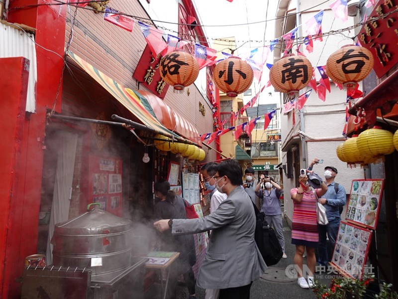台灣旅行社的日本分社在日本推出以台灣為主題的新商品,內容包括到橫濱拜拜,並製作12家與台灣有關的商店地圖,讓旅客尋找台灣味。圖為台南小路餐館「福樓」。中央社記者楊明珠東京攝 109年10月20日