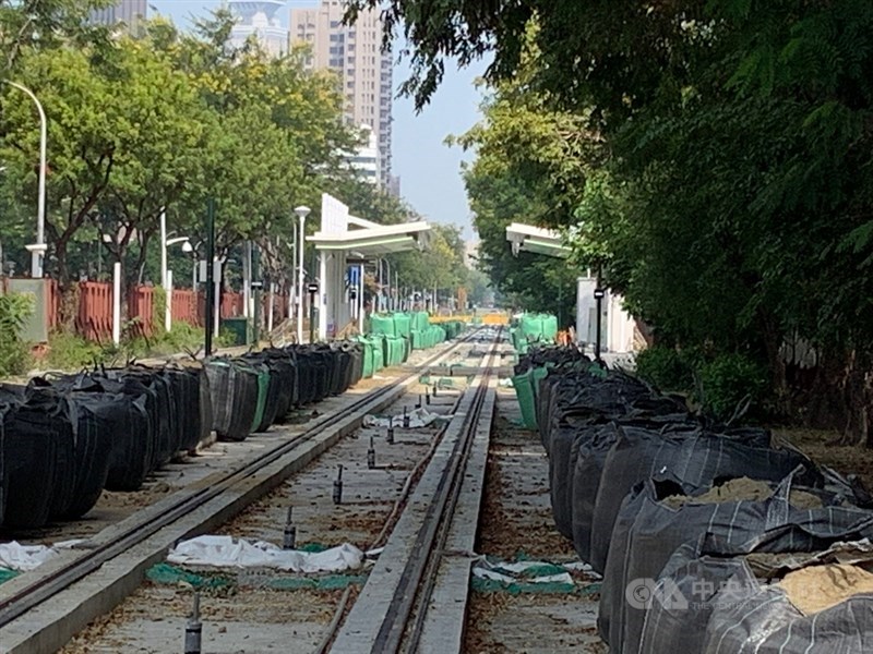 高雄輕軌爭議路段何時復工成為近來議會最關切議題,市長陳其邁20日指出,最快3週依程序復工。圖為高雄輕軌二階建設工程爭議路段。(中央社檔案照片)