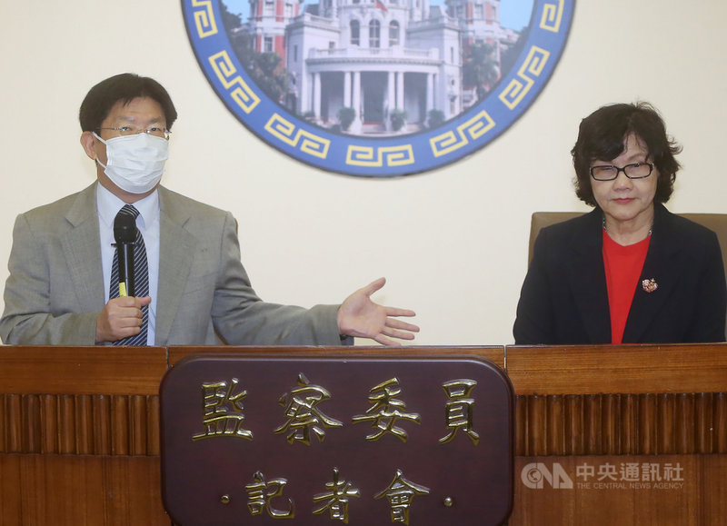 監察委員高涌誠(左)、王幼玲(右)20日在監察院舉行記者會,就南鐵東移拆遷爭議,高涌誠說,無意打擊警方士氣,但盼執勤時能符合比例原則,已進行函詢並將持續關注;人權會擬就過去的土地正義案件,進行系統性的國家詢查。中央社記者鄭傑文攝 109年10月20日