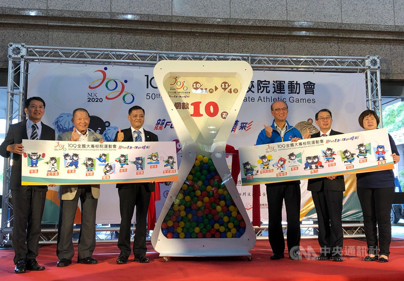 教育部次長林騰蛟(右3)、體育署長張少熙(右2)與高雄大學代理校長莊寳鵰(左3)20日出席記者會,為31日即將在高雄登場的全國大專校院運動會造勢。中央社記者黃巧雯攝 109年10月20日