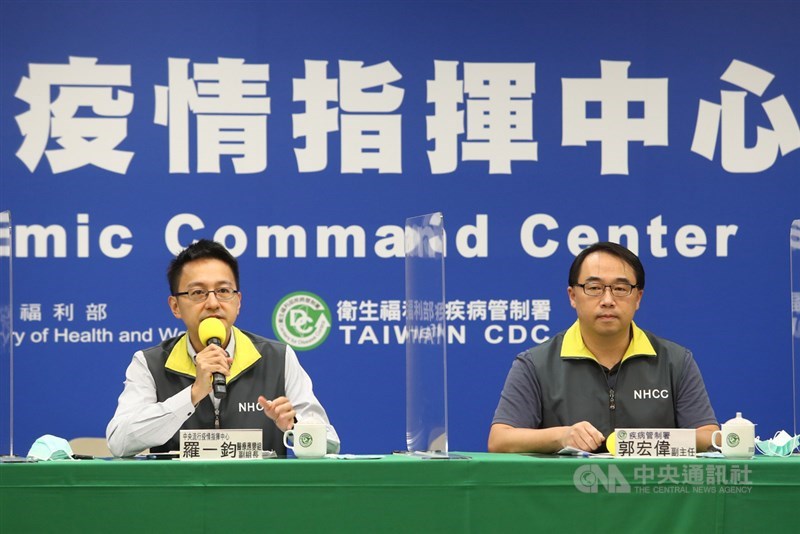 中央流行疫情指揮中心醫療應變組副組長羅一鈞(左)20日宣布台灣新增3例武漢肺炎(2019冠狀病毒疾病,COVID-19)境外移入確診,分別為菲律賓籍20多歲女性、菲律賓籍20多歲男性及台灣籍50多歲男性,均自菲律賓入境。中央社記者王騰毅攝 109年10月20日