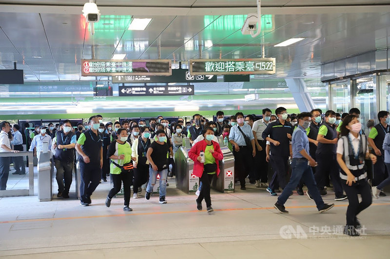 為迎接交通部履勘考驗,中捷公司19日動員近500人,在台中捷運綠線四維國小站及文心崇德站進行大規模演練,模擬列車在站間起火及旅客在車站縱火等情境,該如何疏散旅客、成立自衛消防編組、通知警消支援等,盼透過演練強化第一線緊急應變能力。(台中市政府提供)中央社記者郝雪卿傳真 109年10月20日