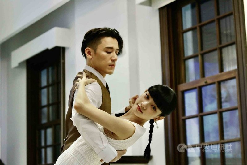 電影「戀愛好好說」演員邱志宇(左)、姚愛寗(右)20日在首映記者會上大秀探戈吸票,呼籲觀眾在23日電影上映後,進戲院支持。(海鵬影業提供)中央社記者葉冠吟傳真 109年10月20日
