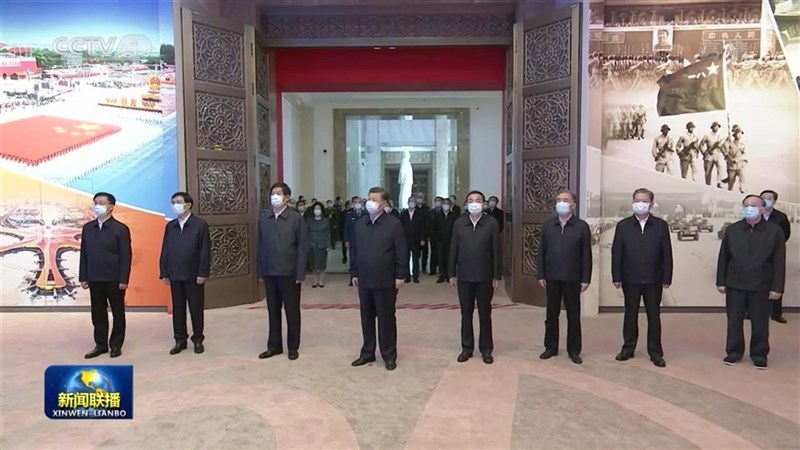 正值中美關係緊張之際,中共總書記習近平(左4)今天率7名政治局常委和國家副主席王岐山等人,高調參觀「抗美援朝」展覽。習近平說,抗美援朝精神「必將激勵中國人民和中華民族克服一切艱難險阻、戰勝一切強大敵人」。(圖取自中國央視)中央社 109年10月19日