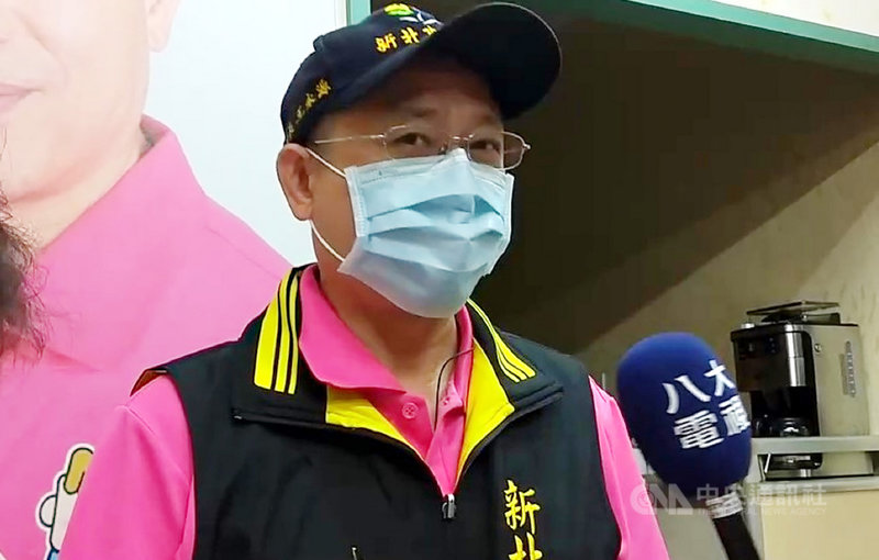 新北市板橋區文翠里長王永源20日上午赴疾管署抗議公費流感疫苗不敷需求,他晚間受訪時表示,雖對打不到疫苗的長者覺得抱歉,但他會配合中央政策,也盼中央能儘速再安排里民施打疫苗。中央社記者王鴻國攝 109年10月20日