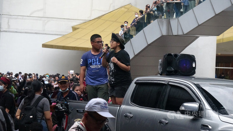 泰國反政府示威運動在多個學運領袖被逮捕後,多場快閃集會都是由學運團體成員就地在占領的路口搭起簡易舞台,圖為16日抗議人士站上皮卡車開講。中央社記者呂欣憓曼谷攝 109年10月20日