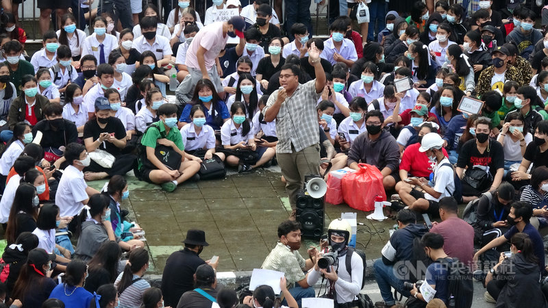 泰國反政府示威運動在多個學運領袖被逮捕後,多場快閃集會都是由學運團體成員就地在占領的路口開講。圖為19日抗議人士直接拿著麥克風開講。中央社記者呂欣憓曼谷攝 109年10月20日