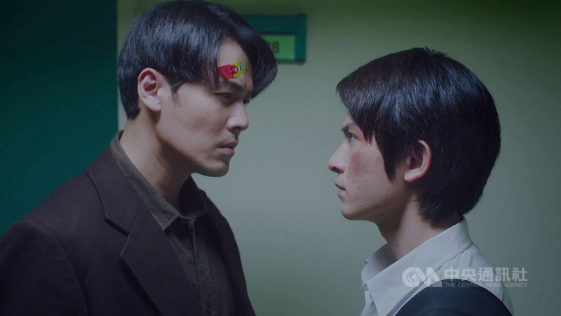 公視人生劇展「沉默之槍」找來演員黃文星(左)詮釋偵探主角,與飾演內斂超齡高中生一角的林暉閔(右)同台飆戲,張力十足。(公視提供)中央社記者葉冠吟傳真 109年10月20日