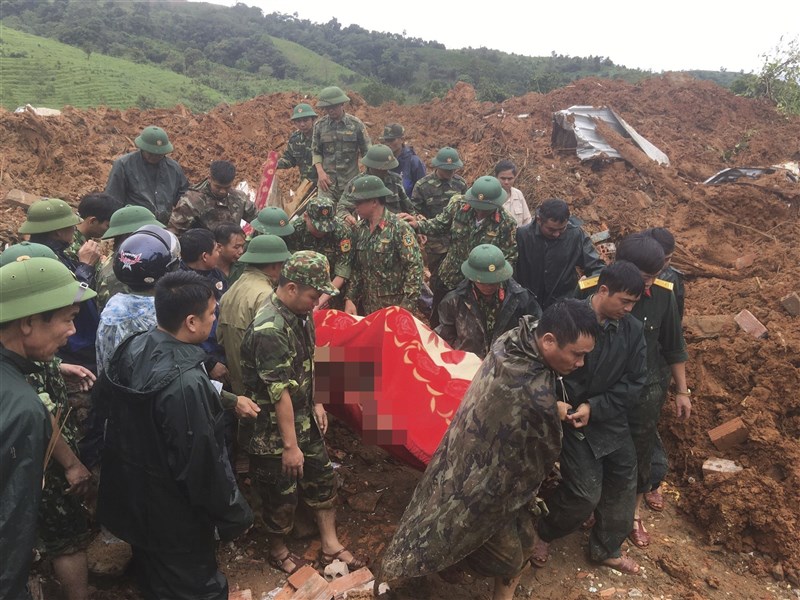 越南中部濱海廣治省18日一場土石流造成至少20名官兵罹難、2人失蹤,罹難者裡還包括兩名將領。圖為越南軍人搜救情形。(美聯社)