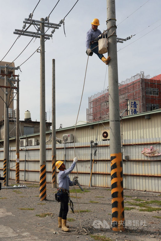 爬電桿沒在怕台電屏東區處施工班1 3是碩士 生活 中央社cna