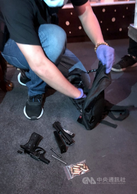 毒品通緝犯林姓男子12日在嘉義縣大林鎮追撞機車後肇逃,警方以車追人,19日在南投汽車旅館逮捕林男,現場查扣改造手槍、子彈及毒品安非他命等證物。(警方提供)中央社記者黃國芳傳真 109年10月20日