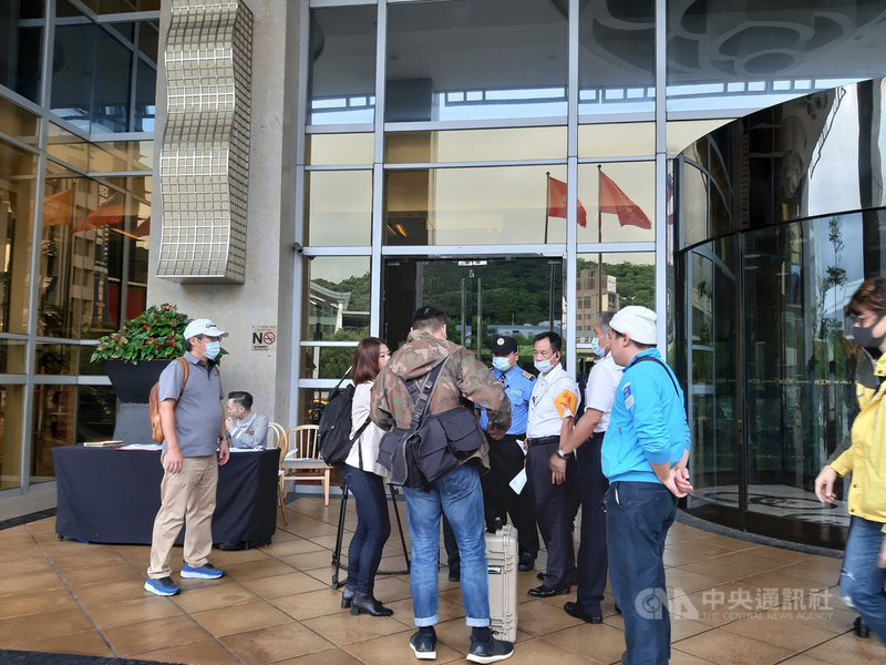 大同公司21日由市場派召集股臨會,重新改選董事,市場派為防有心人士鬧場,從1樓門口管制到5樓會場。中央社記者潘智義攝 109年10月21日